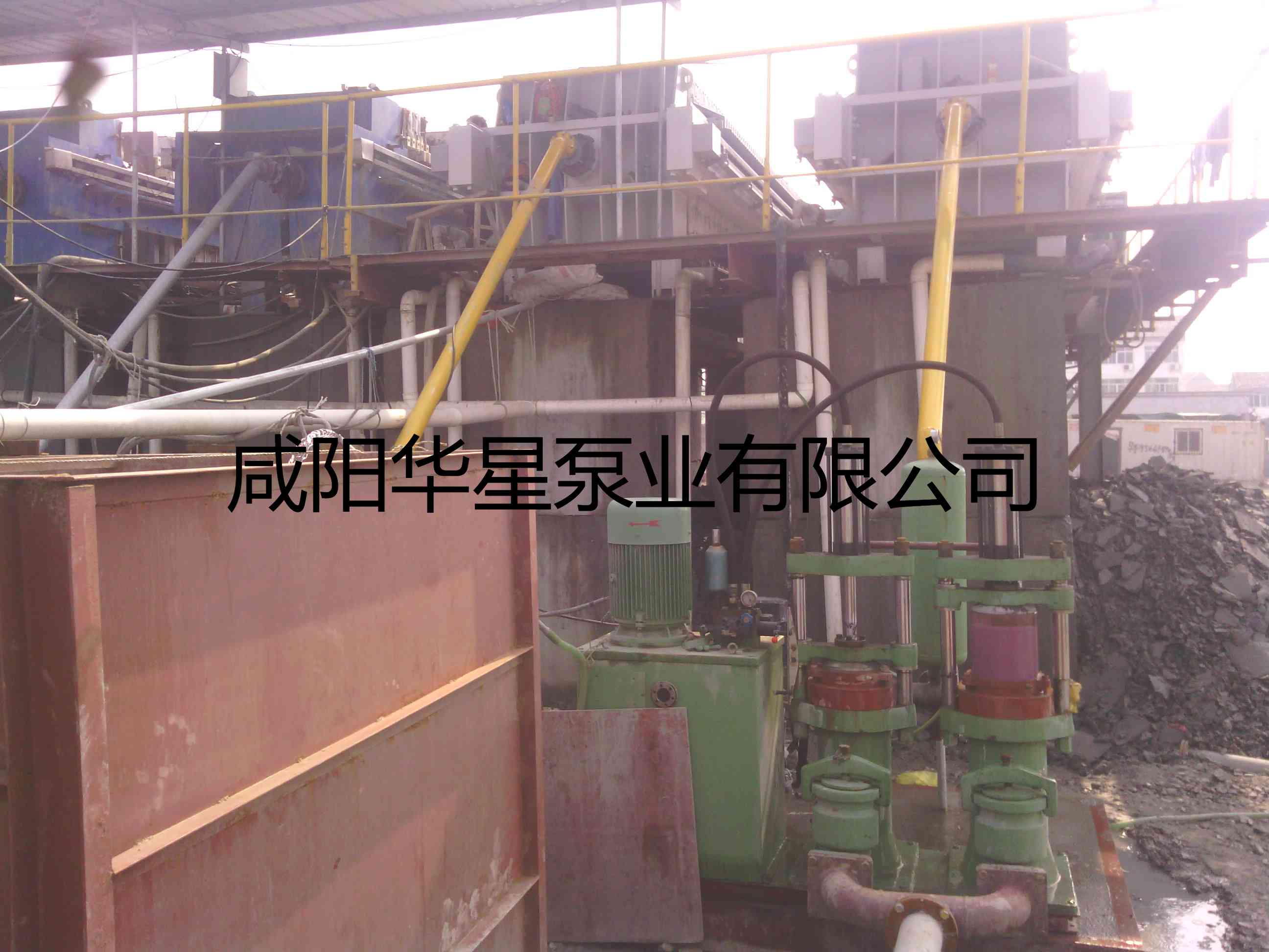 打樁污泥行業(yè)使用YBH300壓濾機入料泵現場
